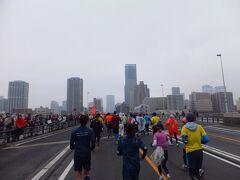 東京マラソン一番の難所の佃大橋の上り勾配を上がります。
