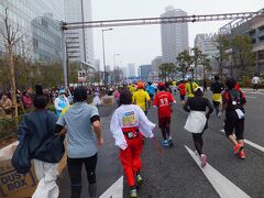 豊洲駅前までやってきました。38km地点です。このあたりに来るとそろそろ残り距離をカウントダウン。つらいので1km、1kmが長いです。