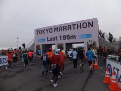 そして42km地点。残り195mです。