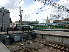 6月29日、午前11：03に0993A号は
モスクワのヤロスラヴリ駅に
到着した。
シベリア鉄道の終着駅である。

ここから宿泊先のマキシマパノラマ・ホテルまで
コムソモリースカヤ駅
（終着駅と同じ場所にある）から
5号線でパヴェレツカヤ駅へ行き、
2号線に乗り換えて
アフトザボートスカヤ駅で降りる。

シベリア鉄道で知り合った韓国のキム青年とは
パヴェレツカヤ駅まで
一緒に行きそこで別れた。
彼はサンクトペテルブルグまで行く予定。

メトロは4月の世界一周旅行で
モスクワを訪問した時に何度か
利用したので不安なく移動することができた。

マキシマパノラマ・ホテルではチェックイン後、
パソコンを借り、家内へ
メールで到着を報告した。
1週間に1回はメールで連絡したい。