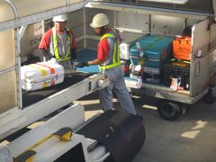 到着後ふと窓の外を見ると
預けた荷物がコンテナに運ばれてた

ひとつずつ丁寧に積み重ねられていく手作業の姿はもちろん
手前わかります？
傷がつかないよう(?)ゴムマットまで敷かれてて
改めて‘日本の航空会社あっぱれ’！！
海外だとボンボン投げられちゃうもん