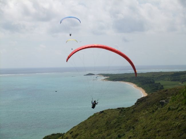 奥に見えるのは<br />モーターパラによる半日体験者とのタンデムフライト<br />あちらは‘モーター’付きなので砂浜からのテイクオフ！