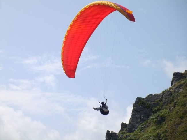 校長先生より<br />風がまだ弱いうえ満ち潮の時刻のため<br />ランディング（↑先の写真の砂浜）が狭いので<br />もう少し待つように！と