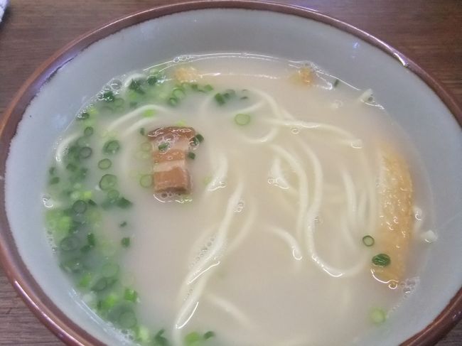 今回はシンプルに‘八重山そば<小> \400’<br />（ちなみに昨年は‘野菜そば<小><br />　http://4travel.jp/travelogue/10926040）<br />スープは豚骨なんだけどあっさりしてますよぉ〜<br /><br />テーブルに見慣れぬ香辛料発見（撮ったはずが無い）<br />島胡椒「ヒバーチ」<br />・八重山そばの香りづけ＆コーヒーに一振りすれば香りＵＰと書いてあった<br /><br /><br />