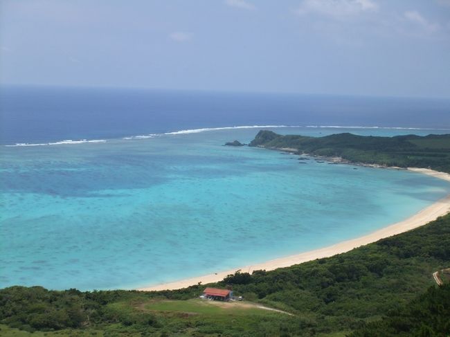 昼食を終え　再び最初に上がった‘メインテイクオフ’へ<br /><br />下方中央に見える建物が朝訪れたクラブハウスの建物<br />手前が駐車場＆ランディング