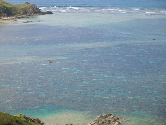 あっ、沖に見えるのは無人島の「大地離島」<br />晴れた日には多良間島も見えるらしい