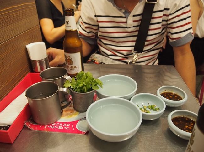 メニューはカオマンガイ、スープ、パクチーサラダのみ。<br />カオマンガイとスープのセットにして800円。<br />椎茸のスープがないのが…寂しい(;_;)<br /><br />ビールはシンハーとエビスがありました。<br /><br />パクチーが食べ放題でした。<br />これもバンコクの本店では無いサービス（だと思う）