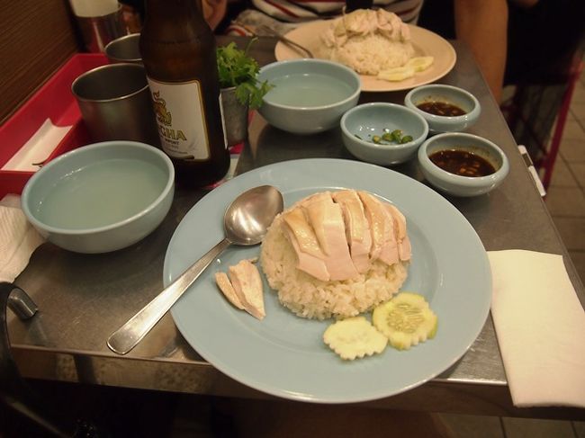 ビールが出てきてまもなくカオマンガイも出てきました。<br />スピードはバンコク並み。<br /><br />味は、本店と全く同じとはいかないところもあるけれども、日本で食べると考えたら十分満足な味でした。<br /><br /><br />カオマンガイでタイ気分＆ビールでエネルギーチャージ完了です。<br />30分ほどで食べ終わり外に出たら、入店待ちの列ができていました。<br />