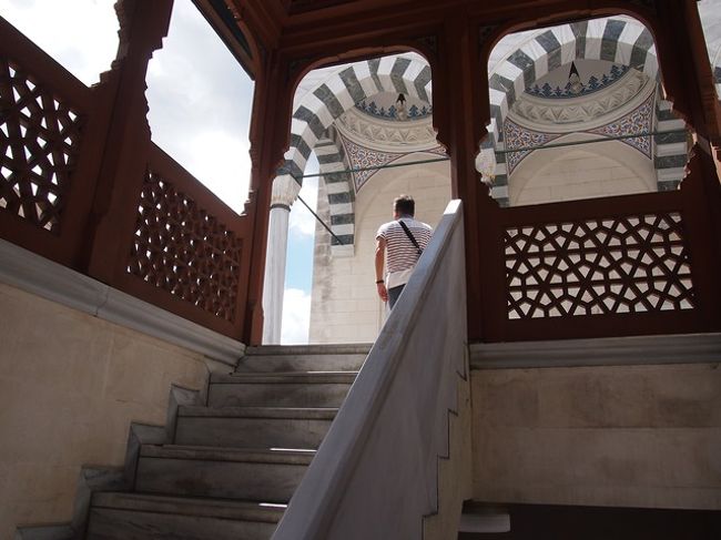 では礼拝堂へ。<br />階段を上がって２階へ。建物自体が大理石（だよね？）でできていて、階段だけでも雰囲気◎<br /><br /><br />２階に上がると…