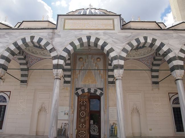 ほ、本格的！！<br />このポジションだと、日本だということを完全に忘れてしまいます。<br /><br />行った時間は礼拝の時間ではなかったので、自由に中に入れました。<br />中では女性用のスカーフとロングスカートを無料で貸してくれますので、用意していかなくても大丈夫。