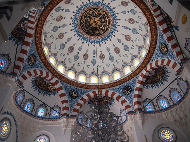 白地に青のモザイクが…すっごくキレイです。<br />この日は晴れていたこともあり、差し込む光でさらに幻想的(*´∀｀*)