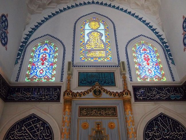 下に降りて、正面のステンドガラス。<br />本当に、キレイ♪♪