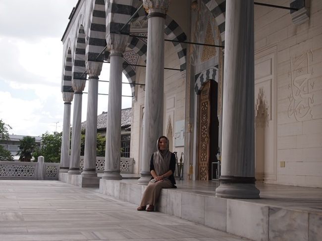 外で写真撮影してみました。<br /><br />これぞ「国内で海外気分」を絵にした感じ（と思っている）<br /><br />あまりの本格的さに、写真なら誰かを騙せるんじゃないかと思いましたが、よーく見ると写真奥に瓦屋根…。