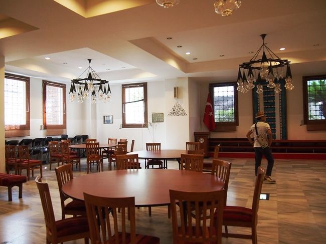 下に降りてホールのようなところに入ってみました。<br />催しがあるとここが晩餐の会場とかになるのかな？<br />