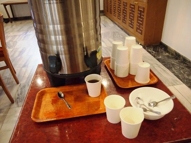 中にポットが置いてあったので近づいてみると、紙コップと砂糖。<br />これはもしや「チャイ」？？<br /><br />だとしたら、角砂糖２個分の砂糖をいれなければ…<br /><br /><br />さすがにそこまで甘い飲み物に免疫は無いので、スプーン半分くらいのお砂糖を入れて、頂きました。<br />アールグレイのような香りの強い紅茶で、砂糖の甘さも美味しい(・∀・)<br /><br />すれ違うスタッフも優しくて親切だし、お茶の無料サービスもあるし<br />なんていいところなんでしょう(m´・ω・｀)m