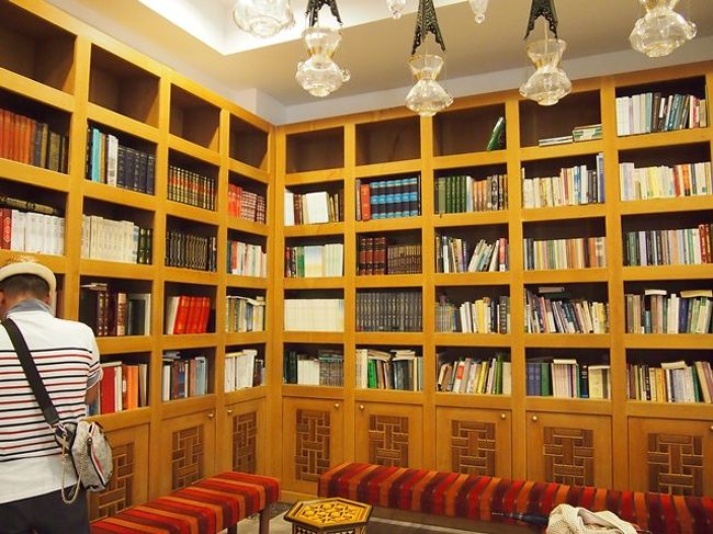 この部屋の一角には本棚もあり、イスラム教関連の書籍がたくさん置いてありました。<br /><br />このあと、お土産としてマグネットとお祈り用の小さい絨毯で素敵な柄があったので衝動購入。<br />マグネットは400円、絨毯は1980円。<br /><br />レジ（みたいなところ）にいくと、悪そうに見えて実は超良い人な感じのオジサンが「買ってくれるの？買ってくれるの？」と連呼。<br />その声につられて他のスタッフ（トルコ人？）もやってきて、すっごく感謝されてしまいました。<br />そして、「よかったらお昼に本場のトルコ料理食べませんか？」とお誘いまで♪<br /><br />食べたーい！！と思ったけど、さっきのカオマンガイがまだお腹に残っていたので、せっかく頂いて残してしまったら申し訳ないので丁重にお断りしました。<br />この日はゲストが来たらしく、おもてなし用に大量に作ったものがたまたま残っていたそうで…思い返しても、本当に残念。食べたかった(;_;)<br /><br />それにしても、本当に親切。<br />見知らぬ、いかにも興味本位で来た観光客にご飯まですすめてくれるなんて。