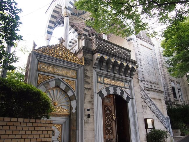 次は、渋谷から代々木上原へ。<br />普段の運動不足を解消しようと、渋谷から徒歩で移動(^_^;)<br /><br />猛暑日の正午過ぎ…過酷な暑さの中40分くらい。<br />代々木上原の「東京ジャーミィ」イスラム教のモスクです。<br /><br />代々木上原の駅のガード下を通り、坂を上がっていくと突如現れます。<br /><br />私たちが行った時には、入口にスタッフ（トルコ人？）が立っていて<br />「ぜひ見ていってください」とやさしく声をかけてもらいました。<br /><br />中に入ると右側にお土産コーナー、左側に休憩できるようなサロンスペースがあります。サロンスペースで汗を拭き、上着を着て（露出の多い服はNGです）、ここ用に持参したストールを巻いて準備完了。<br />