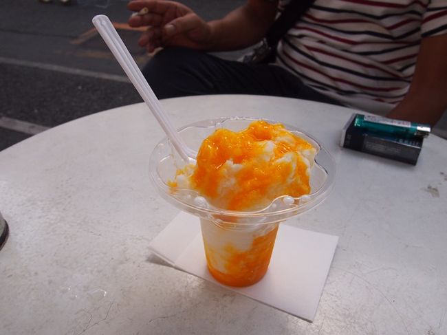 台湾かき氷ってやつですね。<br />練乳の氷を使って作ったかき氷。<br /><br />でも、削りが甘いのか、もとの氷の作りがイマイチなのか、あのフワフワ食感とはほど遠い。