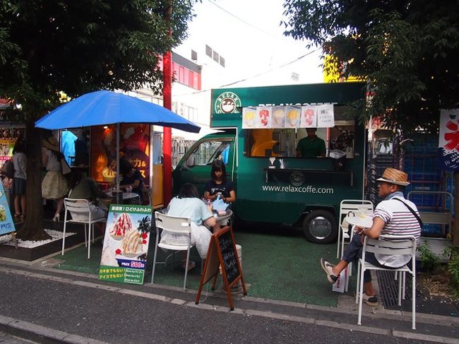 欲張ってもう一箇所。<br />最初は予定していなかったのですが、小田急で新宿まで出ることから勢いで行ってしまいました。<br />言わずと知れたコリアンタウン「新大久保」<br /><br />駅を降り右手に行くと、ハングルの看板だらけ。<br />初めてきたけれども、本当に韓国系のお店だらけです。<br /><br />※カメラの充電がなくなってしまい、ほとんど写真がとれませんでした。<br /><br />韓国コスメショップを見て、韓国食材のスーパーをウロウロ。<br />キムチ試食し放題。キンパ（海苔巻き）を店内で売っていたり…楽しい♪<br />あちこちにトッポギやホットクなどの屋台もあって、日本であることを一瞬忘れられました。よしよし。<br /><br /><br />何の下調べもせずに来てしまったのですが、駅を出たところに地図の案内板があって、「イケメン通り」なる通りを発見。<br />これはネタとして行くしかないでしょと行ってみた。<br /><br />一時期の韓流ブームも収まったからなのか、潰れてしまったお店もチラホラ。<br />細い道の両側に小さなお店があって、韓流スターのプロマイド（？）とか売っている感じが、なんとなく竹下通りのような雰囲気。<br /><br />イケメン通りの名前の由来を調べる気にもなれず、体感することもなく…<br />疲れたな〜と思っていたら灰皿があったので、かき氷を食べることに。<br />（灰皿が目当て）<br />