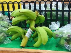 昨夏も訪れた『ゆらてぃく市場』♪
地元の方々はもちろん　観光客もいっぱい
フルーツやお野菜の中には初めて目にするものあって　見るだけでも楽しい〜
飾っておきたいような　こぉ〜んなバナナ発見！！