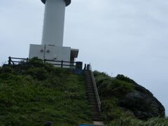 「石垣御神埼（おがんざき）灯台」へ
昨夏　シュノーケリングをする際に見上げたトコ♪

とにかく風が強かった
内１名　前日買ったばかりの帽子が風と共に去って行ったほど