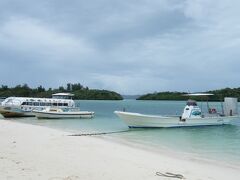 １名未体験の方がいるので　１名お付き合いで２名がグラスボート乗船
ガラス張りの船底からサンゴや熱帯魚が見られる海中散歩へ