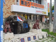 早いけどホテルに戻ってきた
‘かの７３０交差点’にあるおみやげ屋さんの真上です

・・・７３０交差点（ななさんまるこうさてん）・・・
　沖縄戦終了直後の1945年6月24日に沖縄を占領下に置いたアメリカ軍により右側通行に変更されてたけど、1972年の沖縄返還後、1978年7月30日をもって県内全域で日本本土同様の左側通行に。
当日は、県内外の警察官及び民間指導員が終日、通過する自動車に左側通行を指導し、大きな事故も無くスムーズに左側通行への移行が完了したことを記念して‘730’の石碑が立てられたんだって！

ちなみにココ　国道390号の起点で《日本の国道網‘最西端’》♪