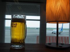 無事「那覇空港」に到着しました！

途中、スコールのような大雨に遭遇しましたが、
なんとか濡れずに空港に到着！

ダンナがラストオリオンビールを楽しんどります（笑）