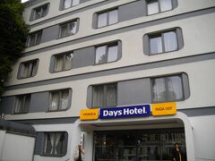 　タルトゥから国境を越えて、約４時間でラトビア・リガへ（約２４５Ｋｍ）。ホテルは、Days Hotel Vef。旧市街からは離れた郊外にあるごく普通のビジネスホテルクラス。バスタブなしのシャワーのみで、悪くはないが、良くもない。久しぶりにブラウン管のテレビを見た。
　３日目は世界遺産・リガの観光からスタート。