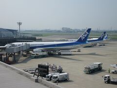 　屋上デッキです。今日のご搭乗機です。B777-200。