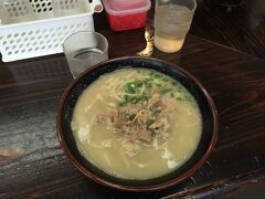 そのまま歩いて与那原家2（よなばるや）でこってり沖縄そばをいただく。生麺で美味しかったです。