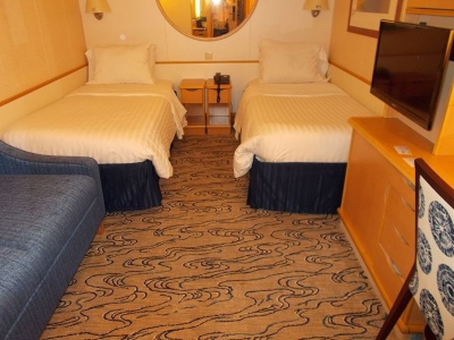 ツインの船室　ミニ冷蔵庫・テレビ　衣装収納<br /><br />バスタブは無く、シャワーのみでした。