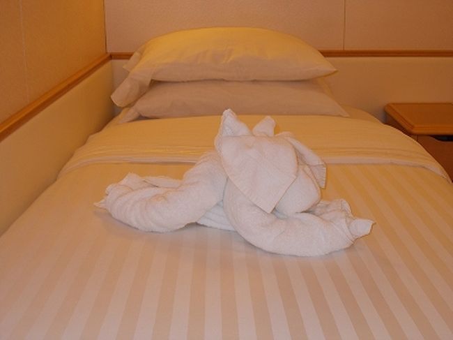 夕食後、部屋に戻るとベットの上にバスタオルで作られた動物(これは犬)<br />がありました。