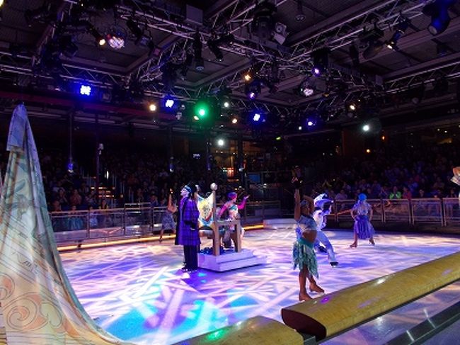 この船には、アイススケートリンクがあり、４５分間のアイスショーが行われていました。<br />この狭いリンク内で２回転ジャンプも披露されていました。