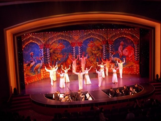 シアターでは、８名の生バンドの演奏で歌やダンスのショーが行われていました。