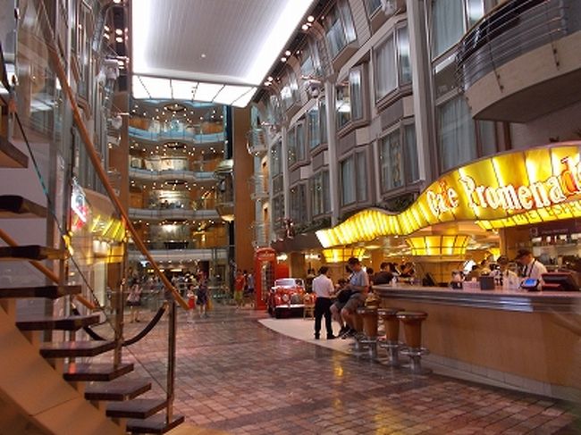 車の置かれているプロムナード・カフェでは、２４時間自由にコーヒーなど飲むことが出来ました。