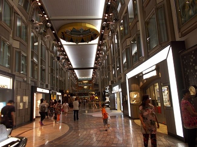 両側にブティク・宝石貴金属・バッグなどを販売するお店が並んでいます。