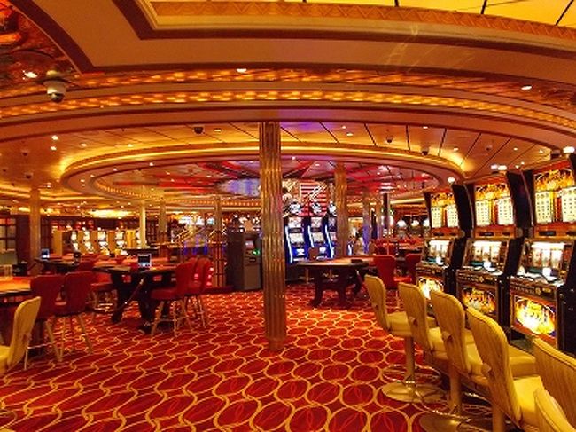 カジノ　スロットマシンの他、ルーレット、ブラック・ジャックなどがありました。<br /><br />航海中のみオープンしている施設です。