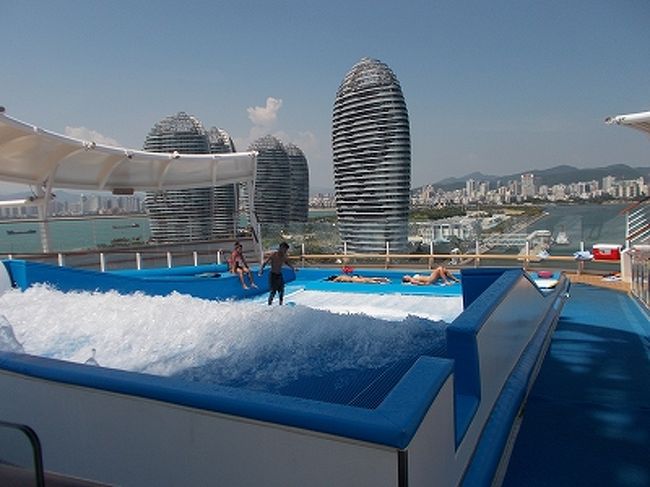 船上でサーフィンの施設がありました。