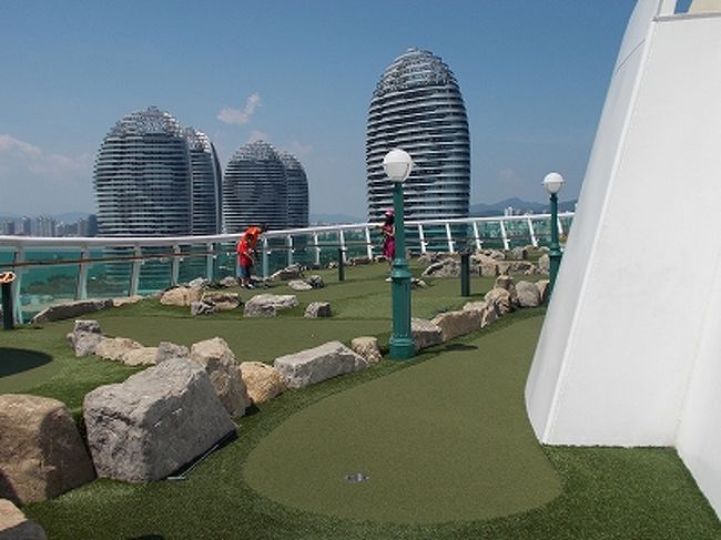 パターゴルフでコースが１０ヶ所ありました。<br /><br />夕方二人でミニゴルフをしました。平坦ではなく、傾斜も付け少し難しくしたコースもありました。