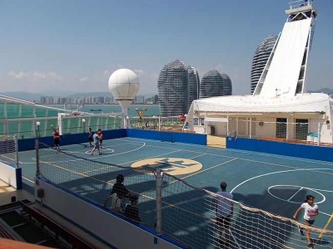 バスケットのコートもあります。<br /><br />ボールが外に落ちないよう、ネットで周りを囲まれています。