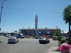 シムケント駅が見えてきました
ここからは、カザフスタンのアルマティにも行くことにしたので、ビシュケクとアルマティどちらを先にに行くか悩みました。が、カザフスタンの夜中入国は避けた方がいいと考え、ビシュケクからアルマティのルートで行くことにしました