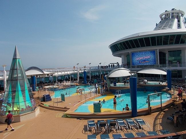 水深１６０センチの大人用のプールもあり、子供は浮き袋を使って遊んでいました。