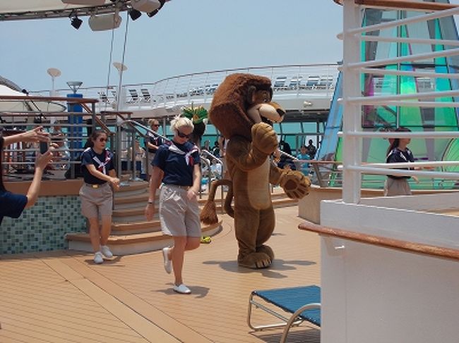 プールの近くで、ぬいぐるみのショーが行われていました。