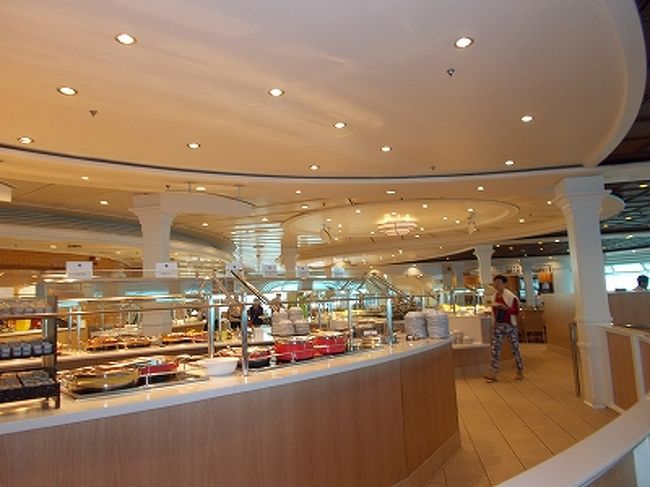 ビュッフェ・レストラン<br /><br />肉料理を初め、香港出発の船だけに中華料理が豊富でした。<br /><br />野菜・果物・デザートなど全て食べ放題<br /><br />飲み物はコーヒー・お茶・ジュース・水などありますが、アルコール類は有料です。