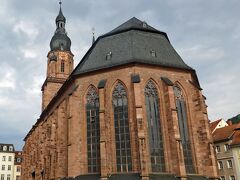 聖霊教会」（Heiliggeistkirche, Holy Ghost Church）
歴史上の記録に初めて登場したのは1239年。 1398年から 1410年にかけて、プファルツ選帝侯ループレヒト3世（Ruprecht III. 在位：1398-1410年、ループレヒト1世 Ruprecht I の名でドイツ王、神聖ローマ皇帝 (King Ruprecht I of Germany)となる） が、聖堂の内陣をゴシック様式へと改築。
その後は、選帝侯の埋葬場所となるも、1693年、プファルツ承継戦争の際に、ループレヒト3世の納骨所を除いて、全て破壊されたそうです。
そして、宗教改革の後の、1705年から1936年にかけて、精霊教会は、壁によって、プロテスタントとカトリックとが分かれて使用されていたという。 どっちかに決めると住民の対立を激化させかねないので、苦肉の策の折衷案です。
