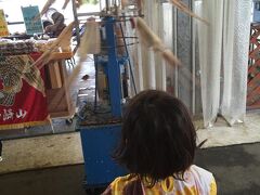 7月12日（日）
さぁ、今日はAくんの大好きな仮面ライダードライブの放送だ！それに乗じて娘もプリキュアを初めて観る。がしかし、友達といるからか魂は取られてなかった。ずっとテレビが点いているっていう初めての環境だったが、テレビより周りの環境が楽しいのか、あまりテレビに食いつかなかった。

今日は伊万里夢みさき公園でソリスキー！の予定で出発するが、雨が降ってきたので唐津うまかもん市場へ。
イカがまわってるーーーーー爆笑の娘。