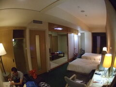 今回の宿泊先は【かりゆし琉球ホテル那覇】で４名1室。
ここのホテルは数年前に利用したことがあるのですが、４人部屋は広くて快適。おまけに安い！
ということでお気に入りの１つです。（駐車場は１泊１０００円かかります）
ただ、最上階にあった大浴場がコインランドリーに変わってしまったのは非常に残念です。ﾀﾞｲﾋﾞﾝｸﾞで疲れた体を癒すには大浴場が一番だったんですけど・・・。


ホテルへ到着後、急な目的地の変更だったためﾀﾞｲﾋﾞﾝｸﾞショップ等全く決めていなかったので、翌日・翌々日の予約が可能なショップを手当たり次第探し、２８日は昨年お世話になった
【マリンクラブ　バスロ】２９日はシーサー系列の【マリンクラブ　ベリー】に決定。
ショップまでの足がないので、いつものレンタカー【オキナワレンタカー】に予約を入れる。

なんとか準備をして夕食へ。
