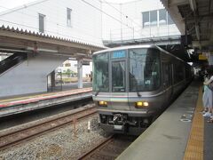 石山駅にて。東海道本線・山陽本線姫路行き新快速。