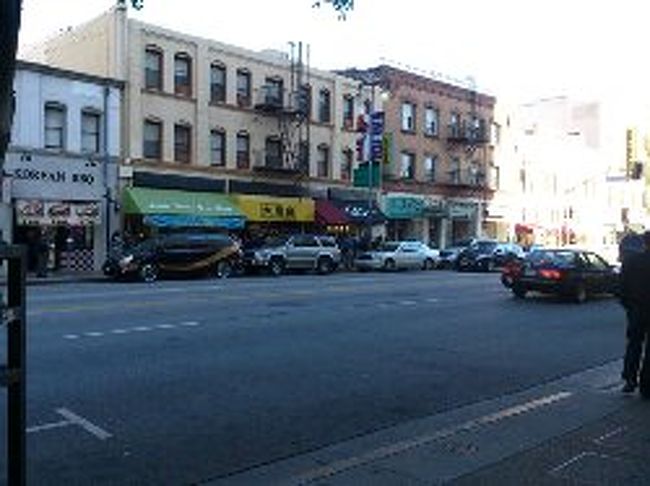 日本人街<br /><br />日本の有名ラーメン店。長蛇の列<br /><br />Σ（・□・；）驚いた。<br /><br />こんなに人気あるのね〜<br /><br />天ぷら屋さんとか、待ちが多すぎて、とてもじゃない。もう入れない。<br /><br />でも、よくみると。。。おいおいこれ天ぷらの部類に入れちゃう？<br />ってのもアリアリで〜。小さな事お構いなしのアメリカ。<br />これを、和食のくくりにしてほしくないものが、チラホラ。<br />TVで、最近観るよね。海外での間違った和食を、サムライ職人が本物を魅せるやつ。観てて、スッキリするわけだ!ここへ来て、気持ちわかる〜。<br /><br />何か、モノ申すわけじゃなく、ラーメン食べたくなった私たち。<br />大通りに面したところに、ディスプレーに沢山の日本語の文字が。<br /><br /><br /><br />